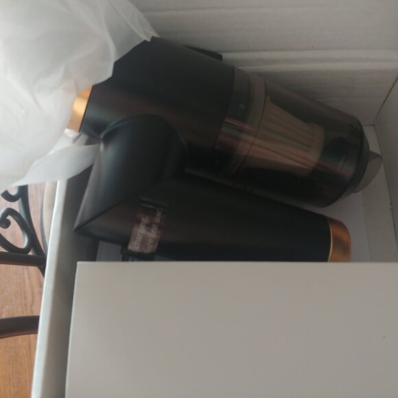 BRAND new small handheld portable vacuum cleaner - Picture 4 of 11